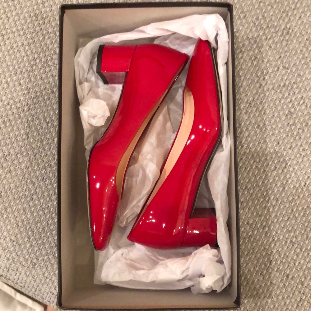 Beautiful shiny red heels 👠